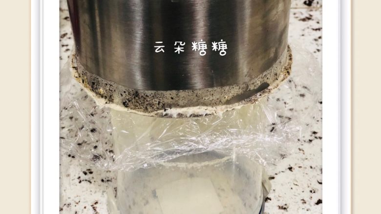 6寸奥利奥慕斯(无黄油版),准备脱模。蛋糕下面放置一个小于蛋糕面积的物体,便于脱模。