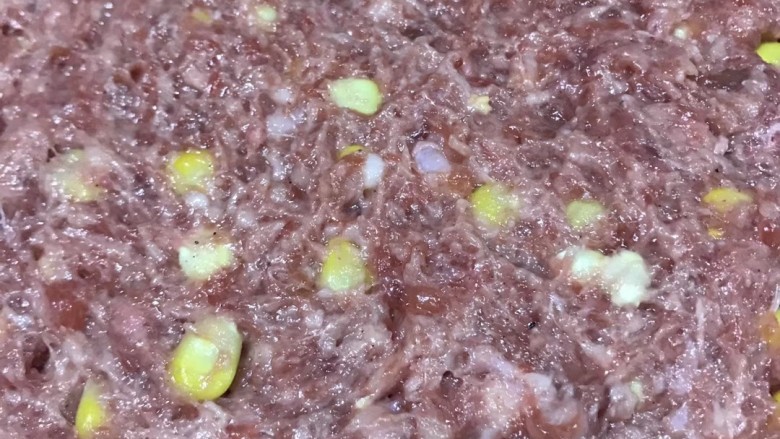 为宝宝做的脆皮肠,加入所有调料和玉米,用厨师机搅打上劲