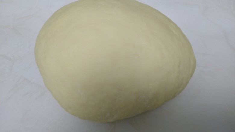 百香果奶味🐛豆沙面包,揉面30分钟，活成光滑的面团，静置10分钟。