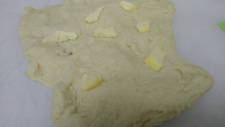 百香果奶味🐛豆沙面包,放入<a style='color:red;display:inline-block;' href='/shicai/ 887'>黄油</a>片。