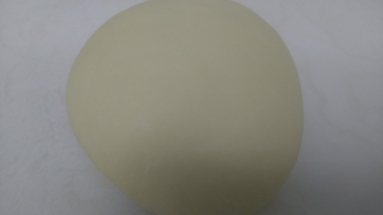 百香果奶味🐛豆沙面包,揉面15分钟，活成光滑的面团。