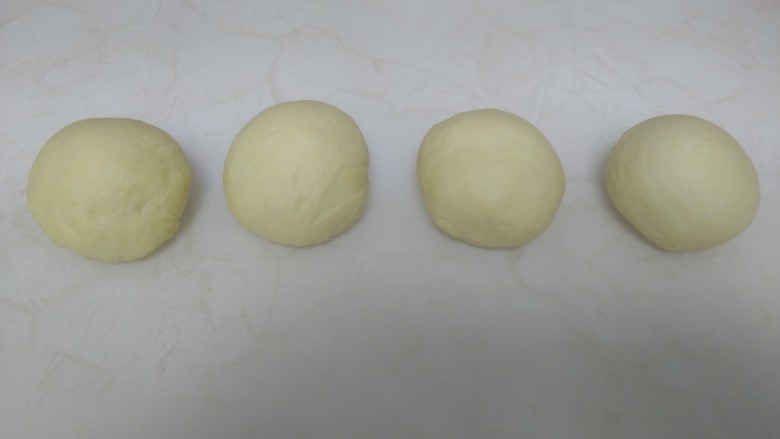 百香果奶味🐛豆沙面包,平均分成4份，盖上保鲜膜，静置20分钟。