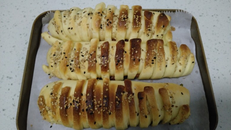 百香果奶味🐛豆沙面包,180度烤20分钟，12分钟后注意观察，上色后加盖锡纸。