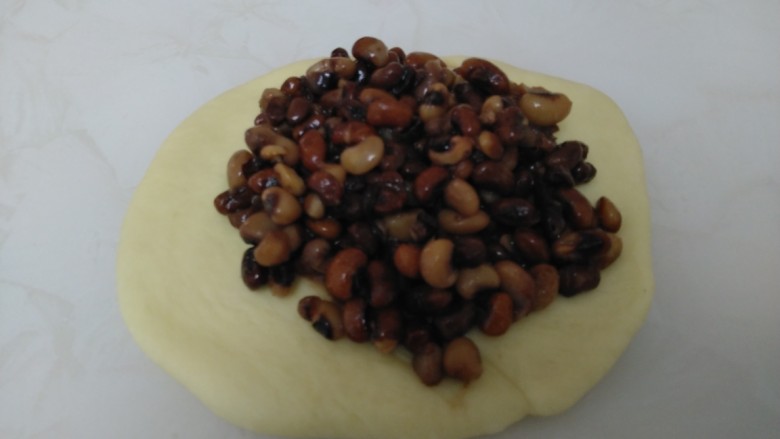 百香果奶味🐛豆沙面包,剩下的一个面团，我擀成薄片，放入豆沙。