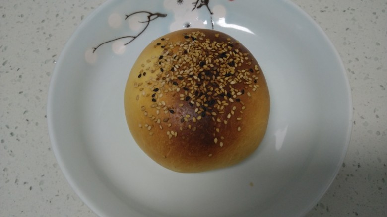 百香果奶味🐛豆沙面包,180度烤20分钟，主意观察，上色后加盖锡纸。