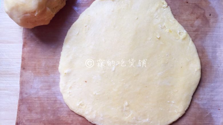 蜜红豆松饼,然后把面团一分为二，先把一份面团按扁，成圆形