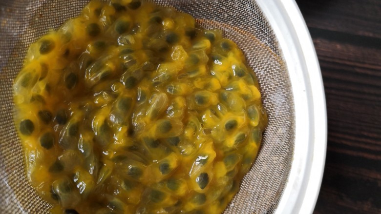 百变水果 百香果味糯米酿红枣,把百香果肉过滤。