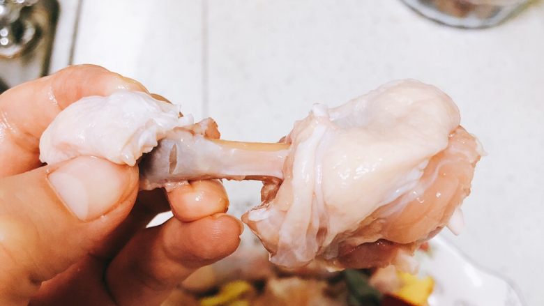 蜜汁烤翅根-年夜饭、宴请菜类,用剪刀将翅根柄头位置下方剪一圈,剪下筋和肉。