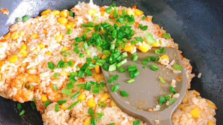 蛋包虾仁炒饭-宴请菜之主食,撒入葱花,翻炒30秒后关火。