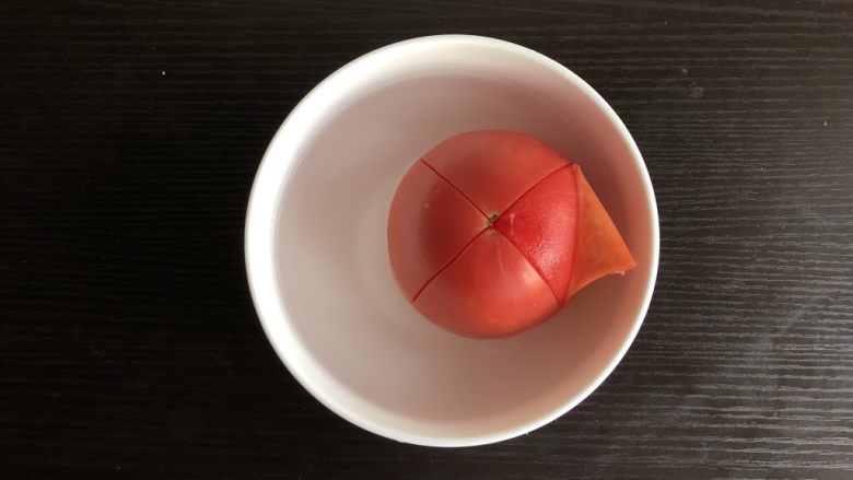 番茄浓汤面,<a style='color:red;display:inline-block;' href='/shicai/ 59'>番茄</a>表面切十字花刀,从顶部浇开水,浸泡一会儿后去皮
