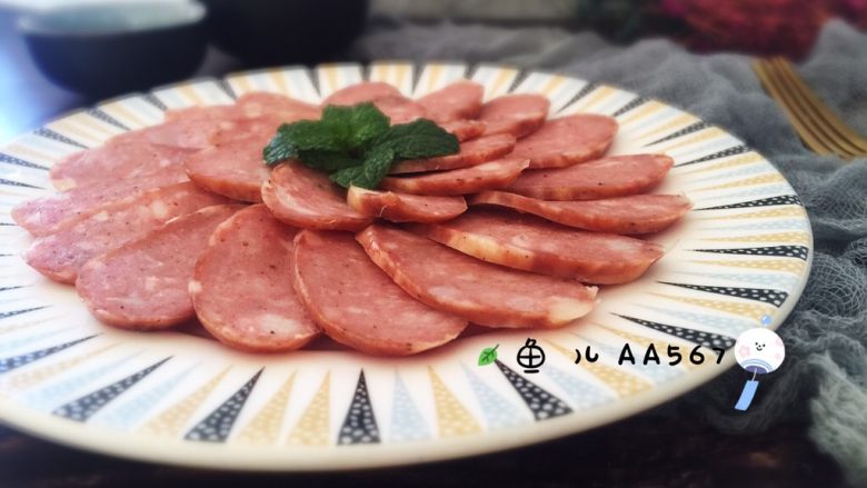 自制香肠,做好的香肠可以直接切片食用,也可以分袋冷冻保存,吃的时候取出蒸一下或者烤一下都可