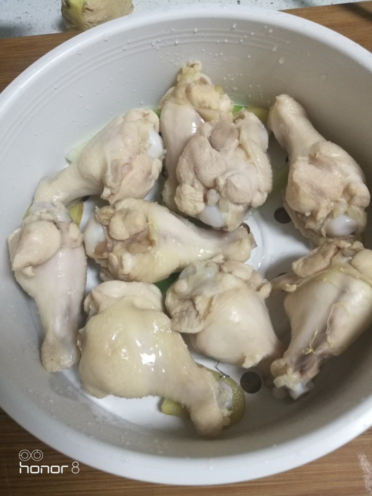 菜谱#菊香鸡翅根#(创建于20/11~2018),经焯水的小鸡翅根用温水请洗干净。