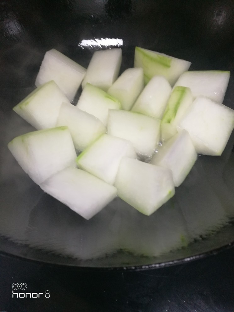 菜谱#菊香鸡翅根#(创建于20/11~2018),冬瓜祛皮,改刀成滚刀块,并清洗干净。