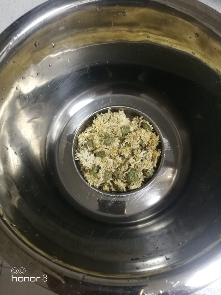 菜谱#菊香鸡翅根#(创建于20/11~2018),菊花放入料盒,并放入汤盆中,盖上盖。
