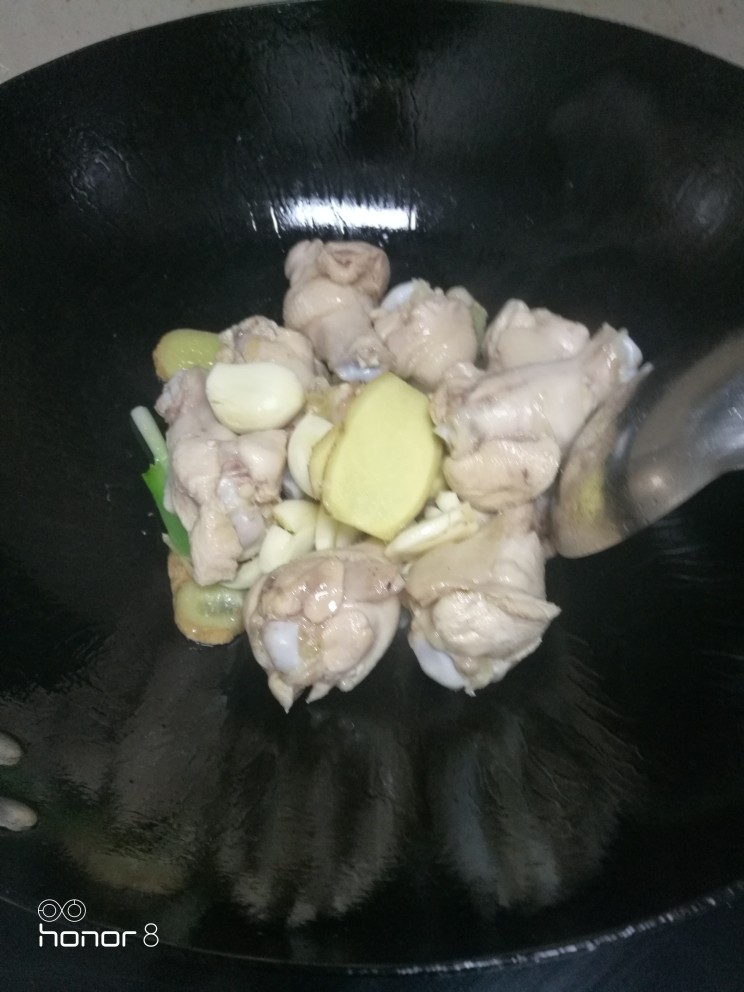 菜谱#菊香鸡翅根#(创建于20/11~2018),起锅注油,煸炒小鸡翅根,再次放入葱姜。