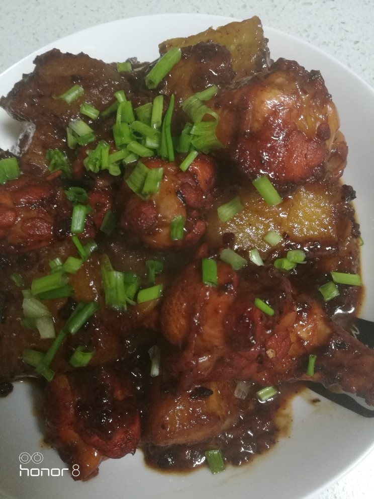 菜谱#菊香鸡翅根#(创建于20/11~2018),出锅,摆放在盘内,散入葱花。