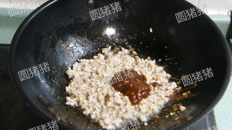 飘香嫩豆腐——健康私房菜,加入黄豆酱及柱侯酱,砂糖。