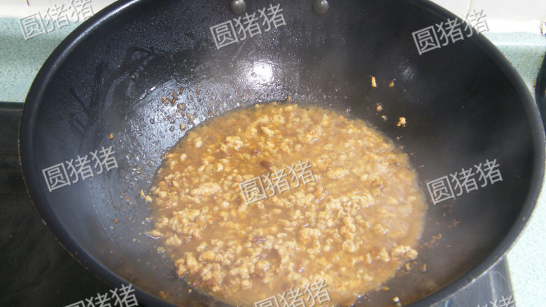 飘香嫩豆腐——健康私房菜,加入清水适量,刚好没过肉末,加盖用小火煮约10分钟。
