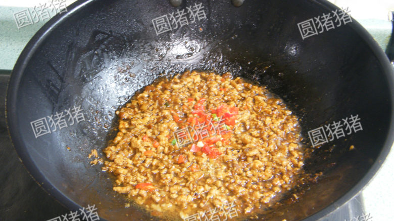 飘香嫩豆腐——健康私房菜,至汤汁浓稠时,加入红椒碎及<a style='color:red;display:inline-block;' href='/shicai/ 756'>鸡精</a>即为肉酱。