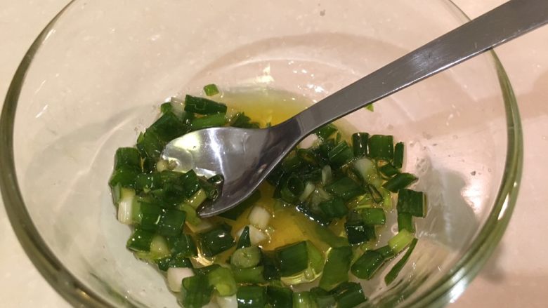 假装烤牛舌,搅拌均匀即成调味酱……
够简单了吧……