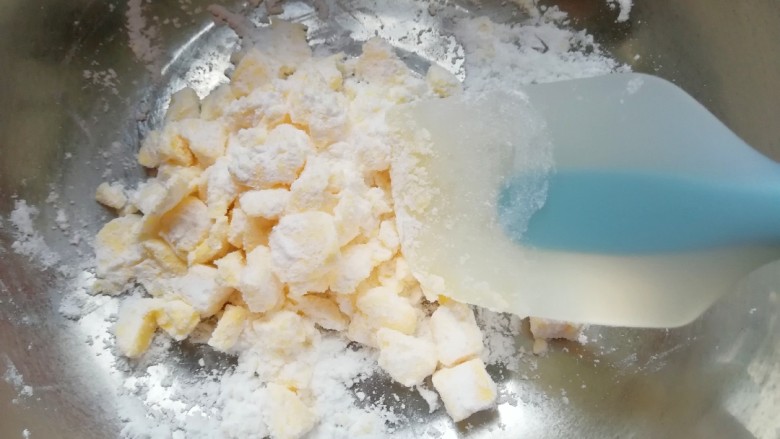 黄油杏仁饼干,用硅胶刮铲翻拌均匀,以免打发的时候糖粉乱飞。