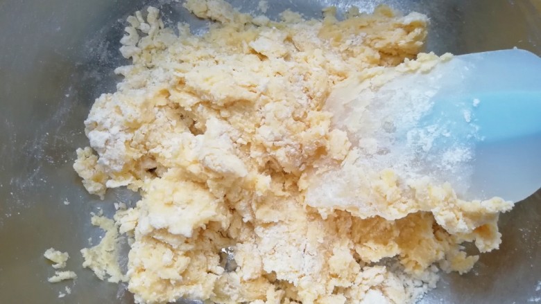 黄油杏仁饼干,用硅胶刮刀翻拌均匀,揉成光滑的面团,盖上保鲜膜静置15-20分钟。