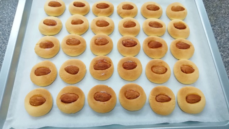 黄油杏仁饼干,杏仁饼干出炉啦,闻起来好香啊!