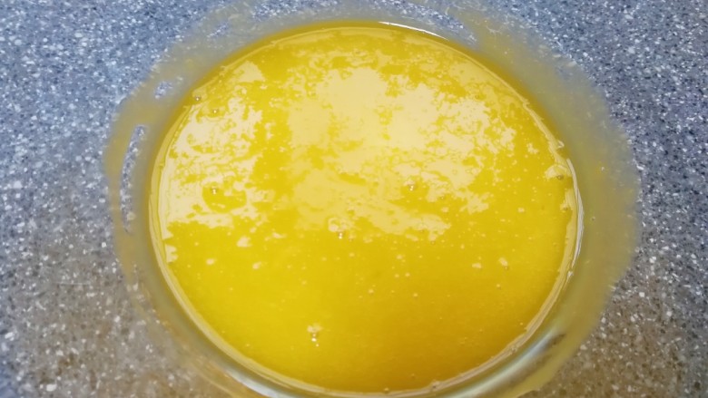原味戚风蛋糕(6寸),蛋清先放在一边,用手动打蛋器把蛋黄搅打均匀。