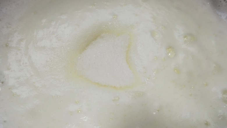 原味戚风蛋糕(6寸),低速打发至泡沫细腻,第二次加入三分之一的细砂糖。