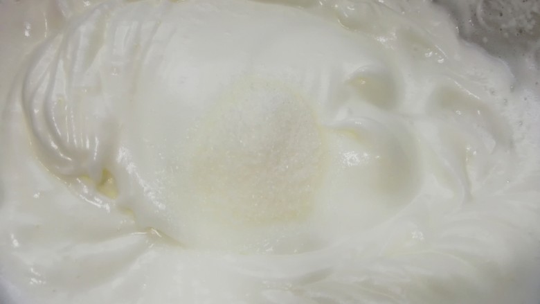 原味戚风蛋糕(6寸),高速打发至出现明显的纹路,第三次加入最后三分之一的细砂糖。