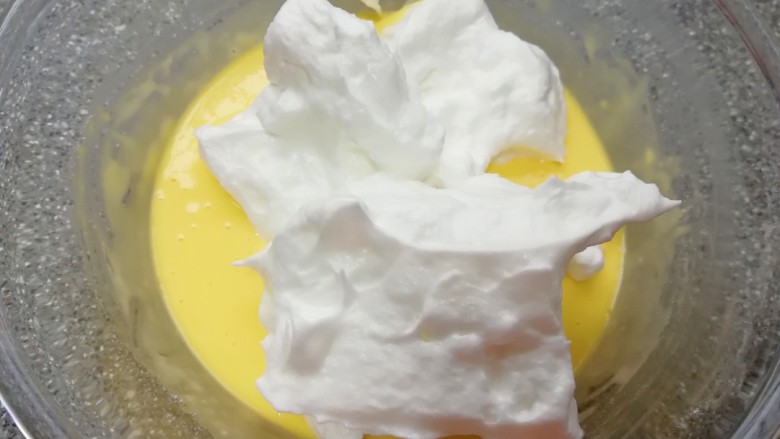 原味戚风蛋糕(6寸),打发好的蛋白分成三份,取中间的三分之一加入到蛋黄糊里面,用硅胶刮刀采用切拌和翻拌的方法混合均匀。