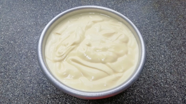原味戚风蛋糕(6寸),将混合好的蛋糕糊从模具的中间开始倒入模具里面,从高处垂直摔几下震出大气泡。