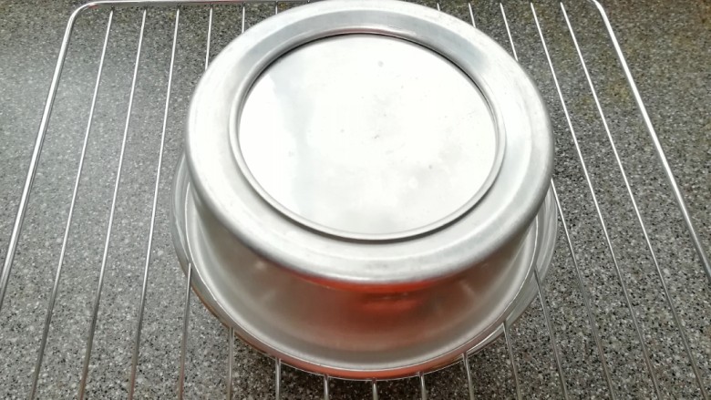 原味戚风蛋糕(6寸), 时间到,从烤箱里取出模具(注意烫手),垂直摔一下震出热气,倒扣在晾网上。