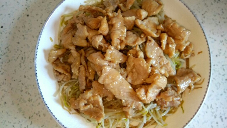 豆芽菜水煮肉,盛出放到绿豆芽上面