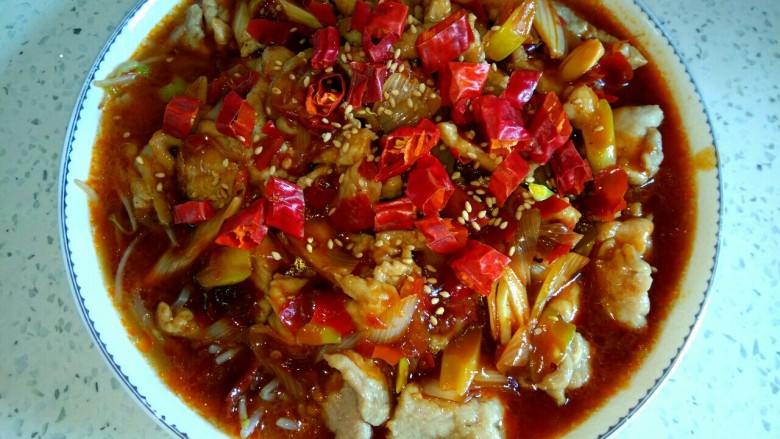 豆芽菜水煮肉,把汤汁浇到盘中，再撒上辣椒段，<a style='color:red;display:inline-block;' href='/shicai/ 141765'>熟芝麻</a>