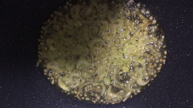 西红柿鸡蛋汤,油热后,葱姜爆香