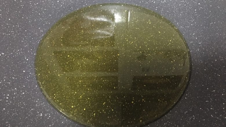 西红柿鸡蛋汤,锅内倒入适量油,开火