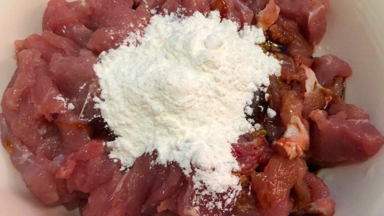水煮肉片,现在腌制肉片,倒入一个蛋清(蛋黄不要),20g生抽,适量淀粉,10g料酒,1勺食用油。