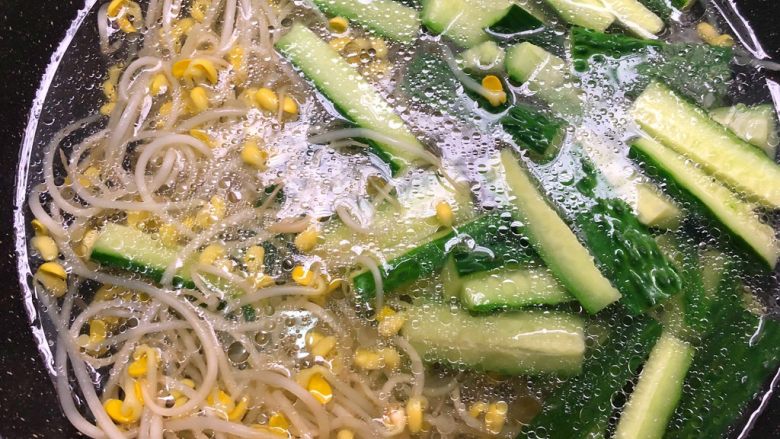 水煮肉片,锅里放入半锅水烧开,放入一勺盐,一勺油,少许白糖,先放入豆芽焯3分钟,再放入黄瓜焯2分钟