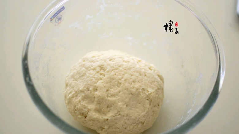 猪肉香菜包子,面粉中加入<a style='color:red;display:inline-block;' href='/shicai/ 731'>酵母</a>和温水和成面团,盖上保鲜膜,发酵至原面团的二倍大