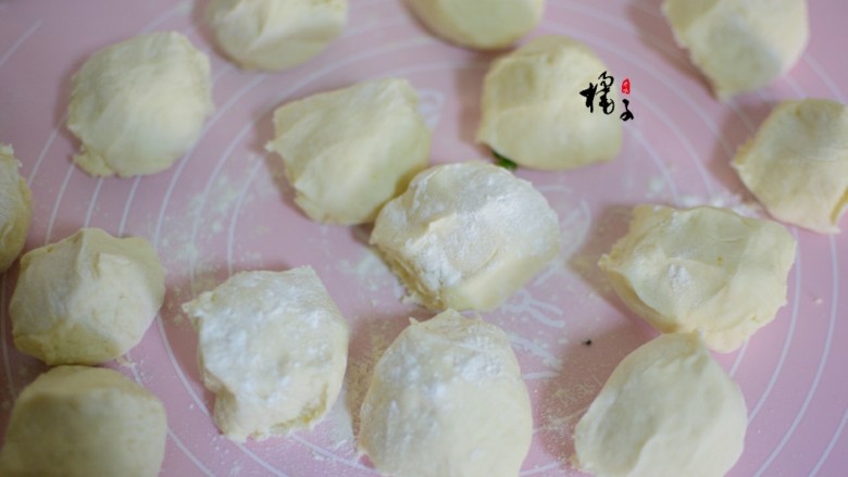 猪肉香菜包子,面团发酵后取出来,分成均等的小面团