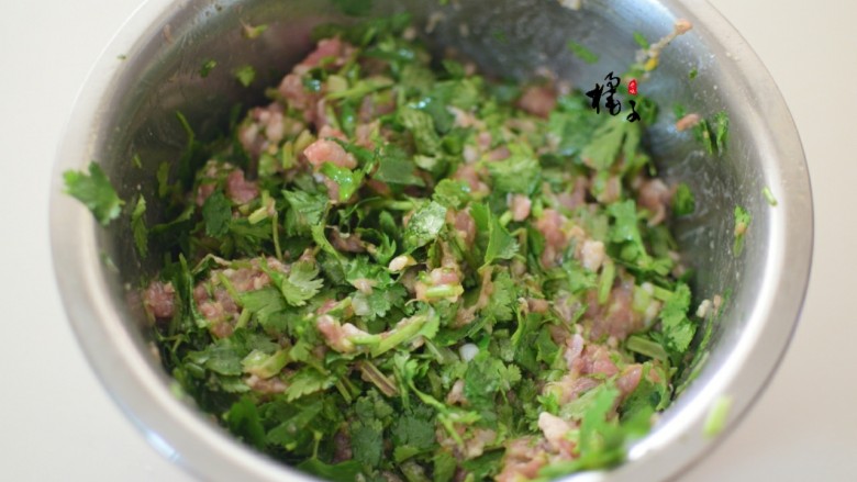 猪肉香菜包子,加入香菜段,搅拌均匀