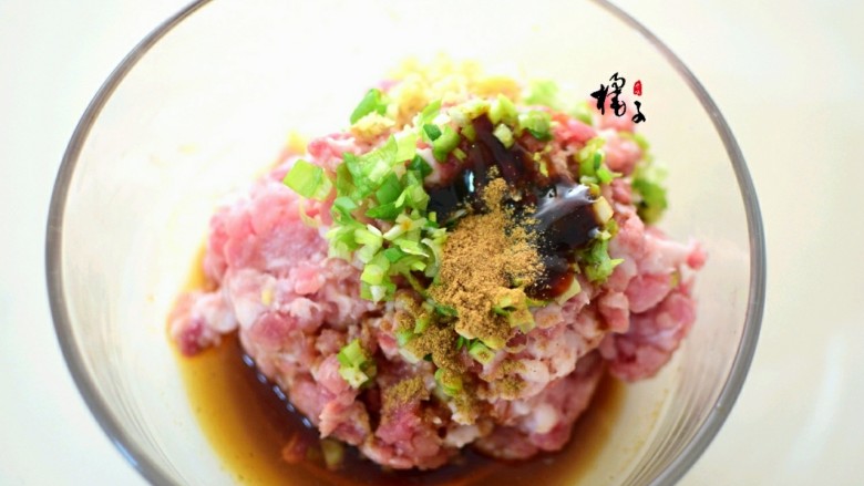 猪肉香菜包子,在加入<a style='color:red;display:inline-block;' href='/shicai/ 788'>生抽</a>，<a style='color:red;display:inline-block;' href='/shicai/ 721'>蚝油</a>，<a style='color:red;display:inline-block;' href='/shicai/ 718'>料酒</a>，锅中加热油浇入猪肉馅中，搅拌均匀