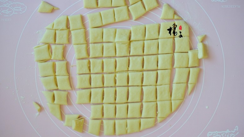 迷你小面包,再切成小方块
