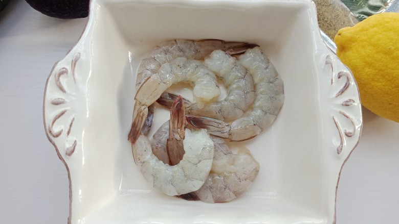 牛油果虾仁沙拉,大虾剥去外壳,留下尾巴上一节壳。然后抽掉虾肠,洗干净沥水备用