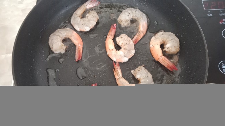 牛油果虾仁沙拉,起锅倒入油烧热,放入虾