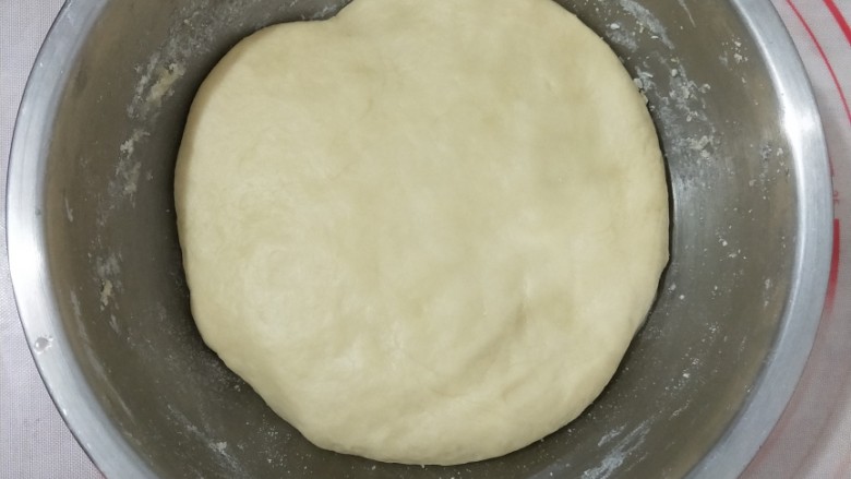 绿豆馅小餐包,继续揉到出膜,然后把重新面团揉圆,放到温暖处发酵至原来两倍大,拉开有蜂窝状,一发结束。