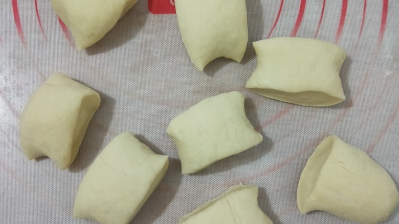 绿豆馅小餐包,把面团重新揉成团,充分排气后分成8小块。