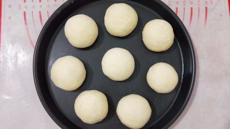 绿豆馅小餐包,搓圆后摆入烤盘,然后放到烤箱进行二次发酵半个小时左右。