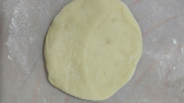 绿豆馅小餐包,把面团擀成中间后,周围薄的面皮。